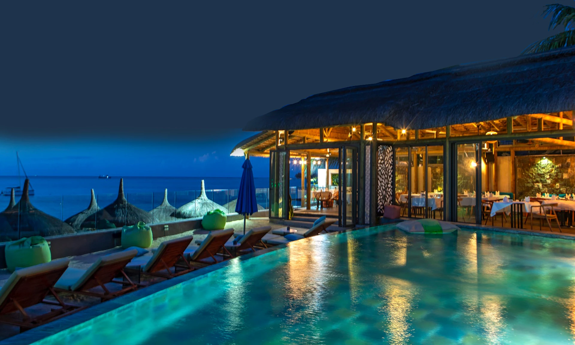 w-restaurant-by-night-wonders-beach-3